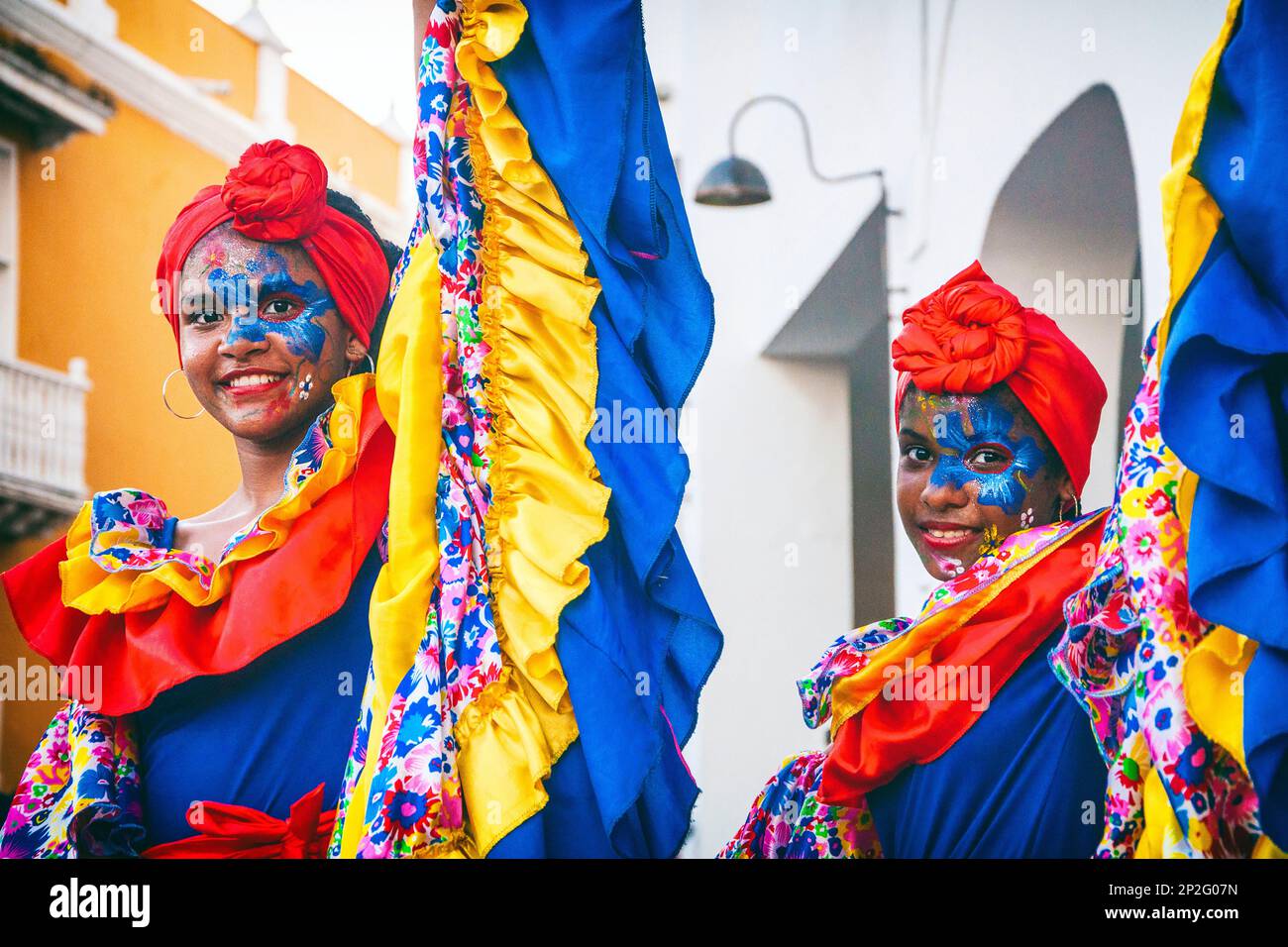 Giovani donne che sorridono durante i carnevali di Cartagena, Colombia Foto Stock