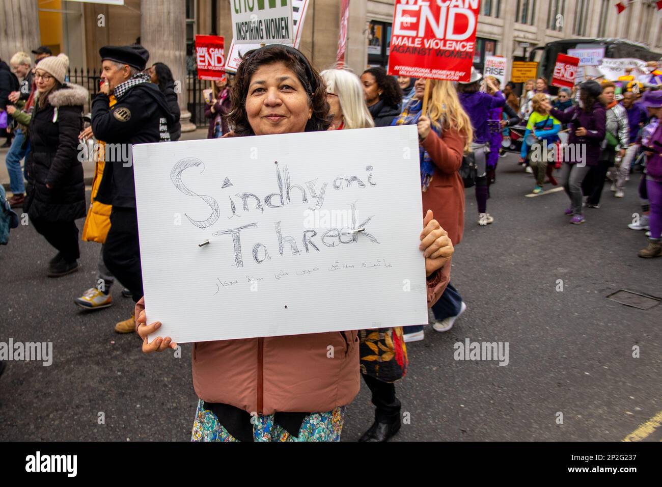 Londra, Regno Unito - 4 marzo 2023: Migliaia di donne hanno marciato nel centro di Londra verso Trafalgar Square per protestare contro la violenza maschile e per la parità di genere. La marcia e il rally hanno fatto parte dell'evento annuale Million Women Rise che ha commemorato la Giornata internazionale della donna. Credit: Sinai Noor/Alamy Live News Foto Stock