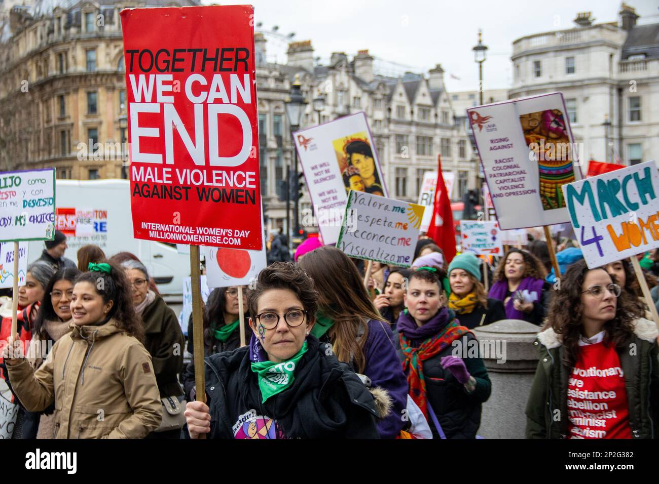 Londra, Regno Unito - 4 marzo 2023: Migliaia di donne hanno marciato nel centro di Londra verso Trafalgar Square per protestare contro la violenza maschile e per la parità di genere. La marcia e il rally hanno fatto parte dell'evento annuale Million Women Rise che ha commemorato la Giornata internazionale della donna. Credit: Sinai Noor/Alamy Live News Foto Stock