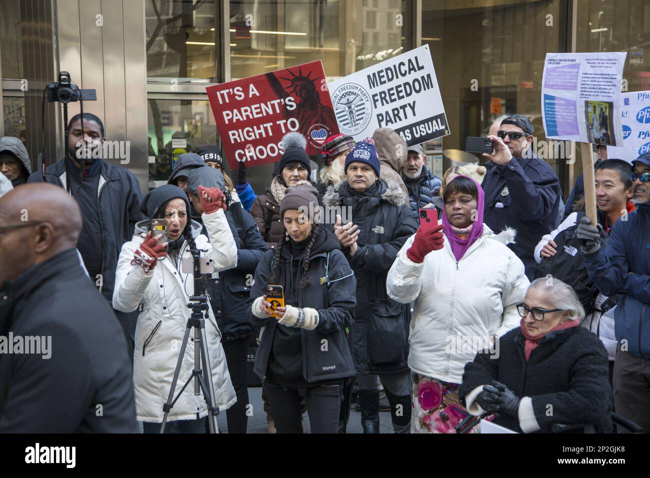 I membri del Medical Freedom Party e altri che mettono in discussione i motivi del profitto dietro la rapida produzione dei vaccini Covid dimostrano di fronte alla sede centrale di Pfizer World sulla 42nd Street a Manhattan, New York City. Foto Stock