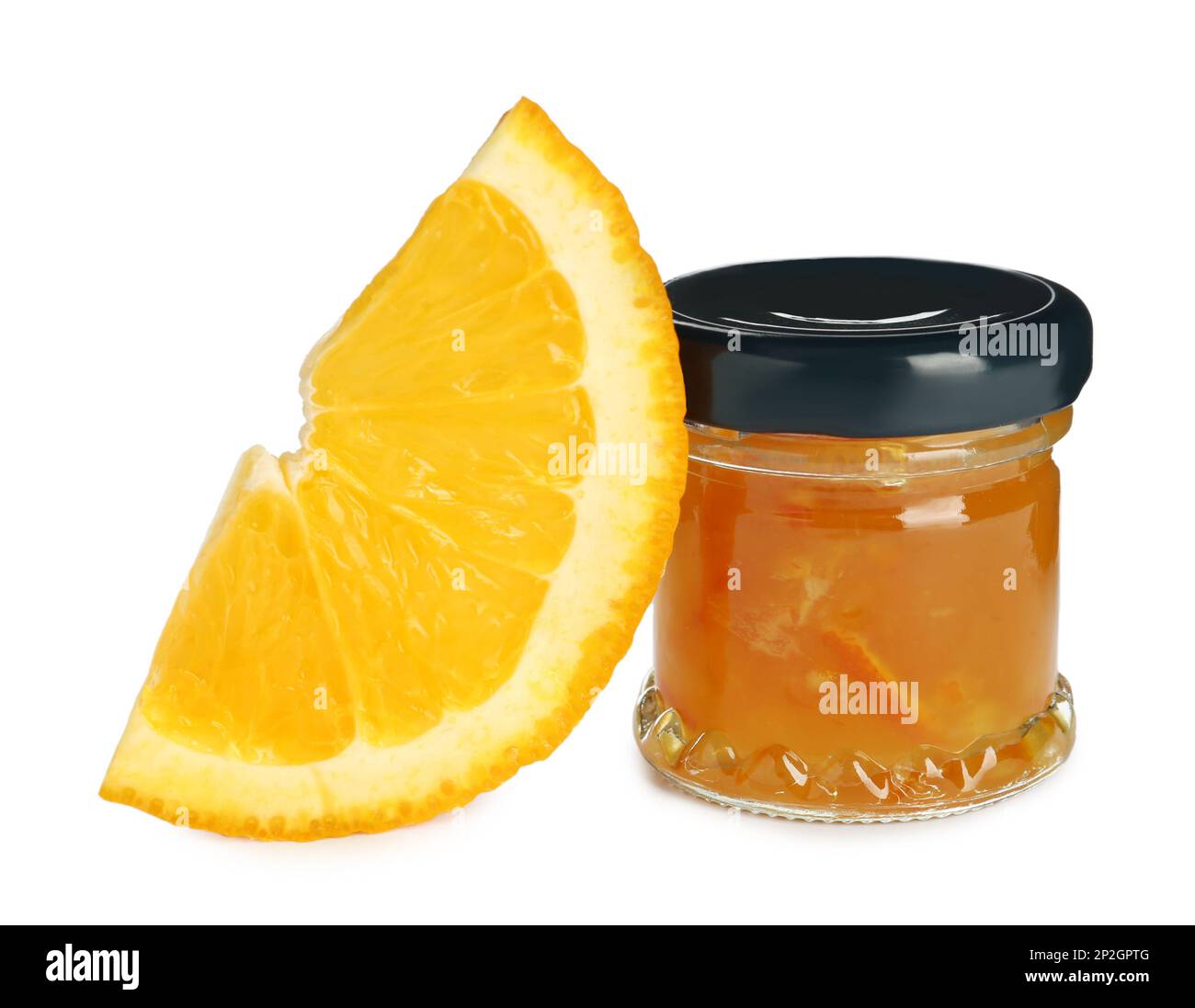 Vasetto con marmellata d'arancia e frutta fresca su fondo bianco Foto Stock