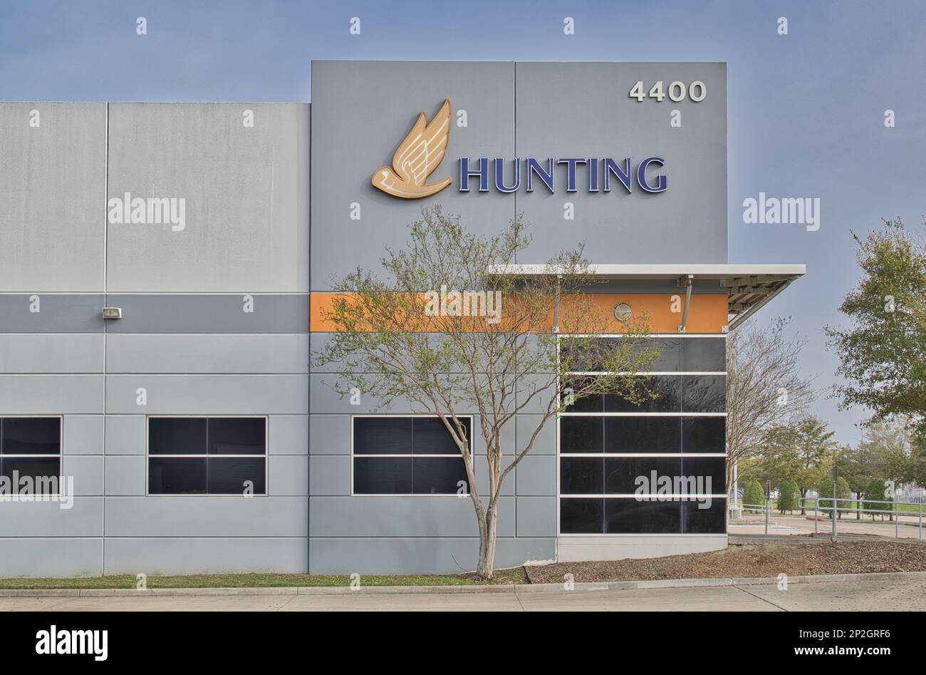 Houston, Texas USA 02-25-2023: Hunting Energy Services, edificio esterno a Houston, Texas. Produttore di componenti per perforazione di fori di trivellazione. Foto Stock