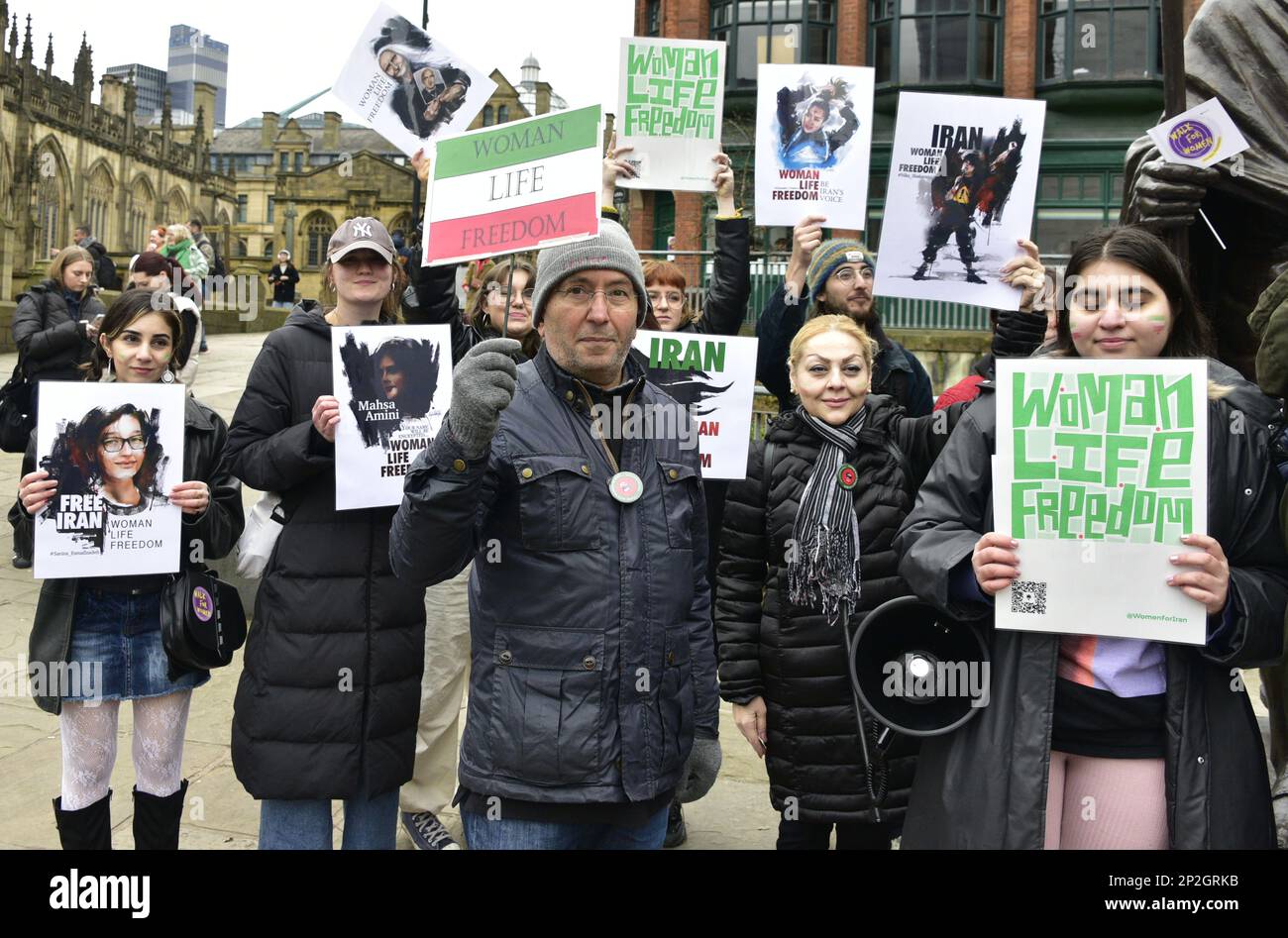 Manchester, Regno Unito, 4th marzo 2023. Gruppo di campagna iraniano. Walk for Women celebra il prossimo International Women’s Day 2023, Manchester, Regno Unito. Il tema globale di quest’anno: “Embrace Equity” si concentra su come le persone possono creare un mondo inclusivo. Questo evento è organizzato dal Manchester City Council e fa parte delle celebrazioni della Giornata internazionale della donna che si terranno in tutta la città a marzo. Questo è il sesto anno in cui il Consiglio ha tenuto la Walk for Women. La Giornata internazionale della donna, celebrata a livello mondiale, si svolge mercoledì 8th marzo. Credit: Terry Waller/Alamy Live News Foto Stock