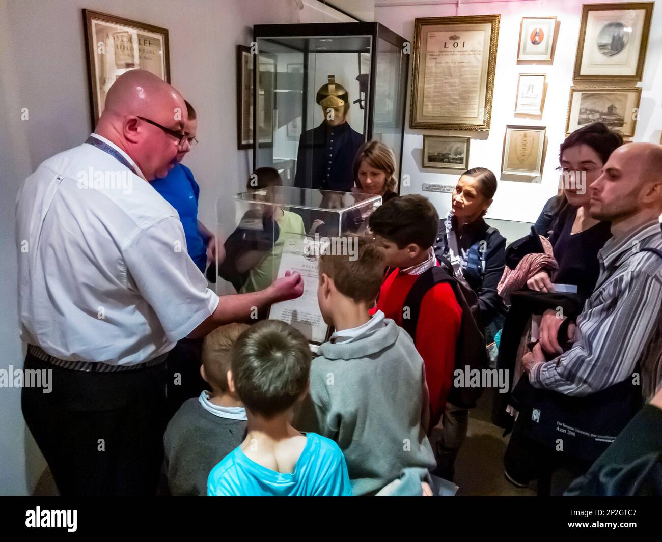 Guida turistica di Parigi, Francia, guida turistica in francese che conduce grandi gruppi, parla con i turisti, all'interno della mostra del Museo della polizia, archivi, chiacchiera interagendo, parla la Francia Foto Stock