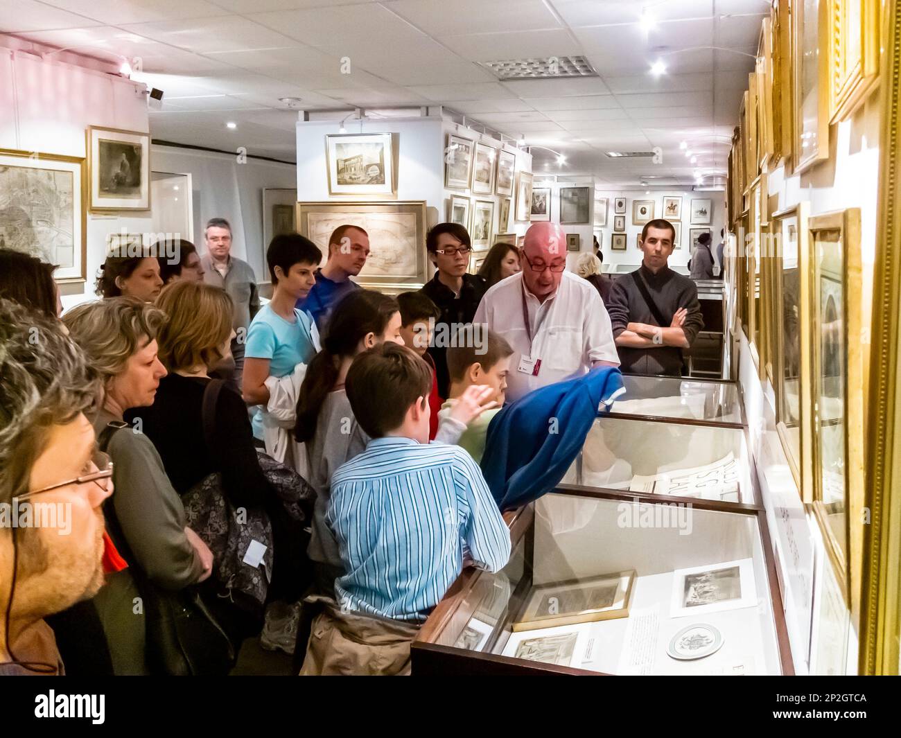 Parigi, Francia, Guida Turistica francese, parlare con una grande folla di persone, bambini, turisti, all'interno del Museo della polizia, mostra, archivi Foto Stock