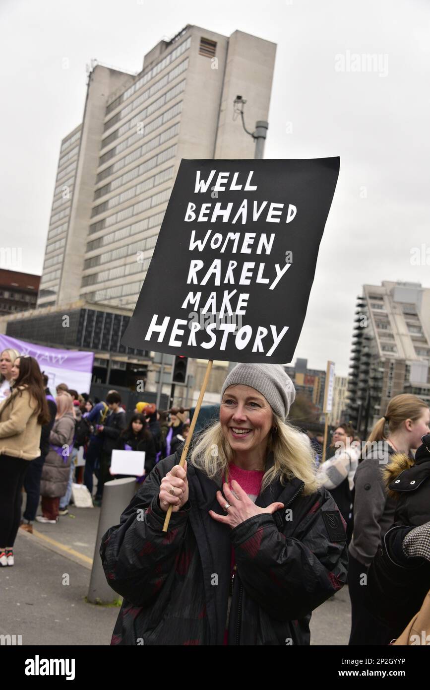 Manchester, Regno Unito, 4th marzo 2023. Walk for Women celebra il prossimo International Women’s Day 2023, Manchester, Regno Unito. Il tema globale di quest’anno: “Embrace Equity” si concentra su come le persone possono creare un mondo inclusivo. Questo evento è organizzato dal Manchester City Council e fa parte delle celebrazioni della Giornata internazionale della donna che si terranno in tutta la città a marzo. Questo è il sesto anno in cui il Consiglio ha tenuto la Walk for Women. La Giornata internazionale della donna, celebrata a livello mondiale, si svolge mercoledì 8th marzo. Credit: Terry Waller/Alamy Live News Foto Stock