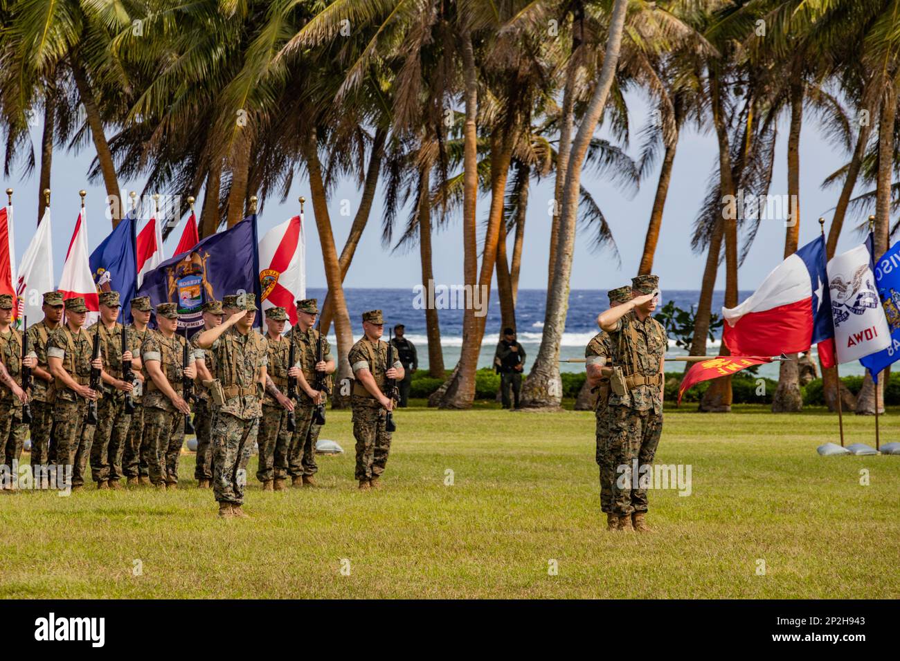 STATI UNITI I Marines salutano durante la cerimonia di riattivazione e di Naming della base del corpo dei Marine Camp Blaz a Asan Beach, National Historical Park, Asan, Guam, il 26 gennaio, 2023. La cerimonia di riattivazione e denominazione ha ufficialmente riconosciuto l'attivazione e la denominazione di Naval Support Activity, Marine Corps base (MCB) Camp Blaz dopo la disattivazione di Marine Barracks Guam il 10 novembre 1992. MCB Camp Blaz è stato attivato amministrativamente il 1 ottobre 2020. È la prima base di nuova costruzione per il corpo Marino dal 1952 e servirà come simbolo durevole della collaborazione continuata tra il corpo Marino e. Foto Stock