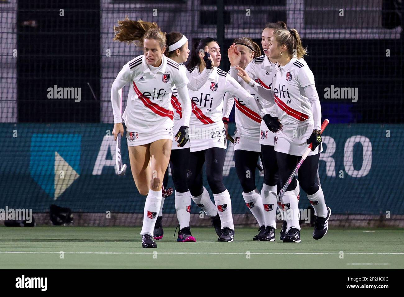 WASSENAAR, PAESI BASSI - MARZO 4: Felice Albers di Amsterdam D1, Sabine Plonissen di Amsterdam D1, Stella van Galls di Amsterdam D1, Fay van der Elst di Amsterdam D1, Freeke Moes di Amsterdam D1 festeggia dopo aver segnato il secondo gol della squadra durante la partita Tulp Hoofdklasse Dames tra HGC D1 e Amsterdam D1 a Roggewoning il 4 marzo 2023 a Wassenaar, Paesi Bassi (Foto di Hans van der Valk/Orange Pictures) Foto Stock