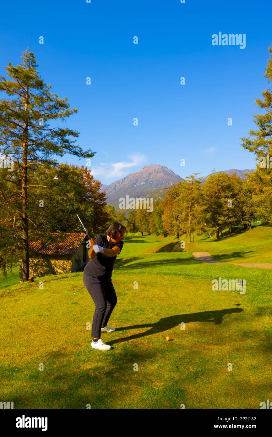 Golf Teeing Off sul campo da golf Menaggio con Vista montagna in autunno in Lombardia, Italia. Foto Stock