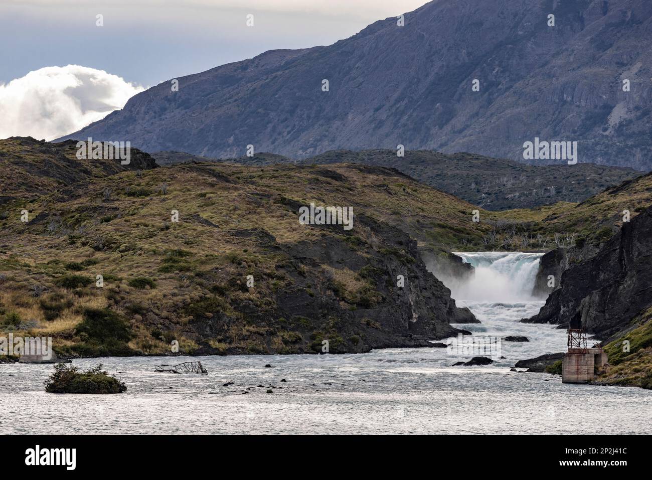 Un'enorme cascata cade in un lago nel Parco Nazionale Torres del Paine in Cile, Patagonia, Sud America Foto Stock