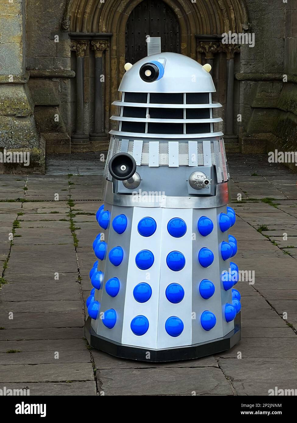 Un modello di dimensioni standard Dalek del Dr. Who. I Dalek sono una razza di malevoli alieni della serie televisiva Doctor Who. Sono la recurrina primaria del medico Foto Stock