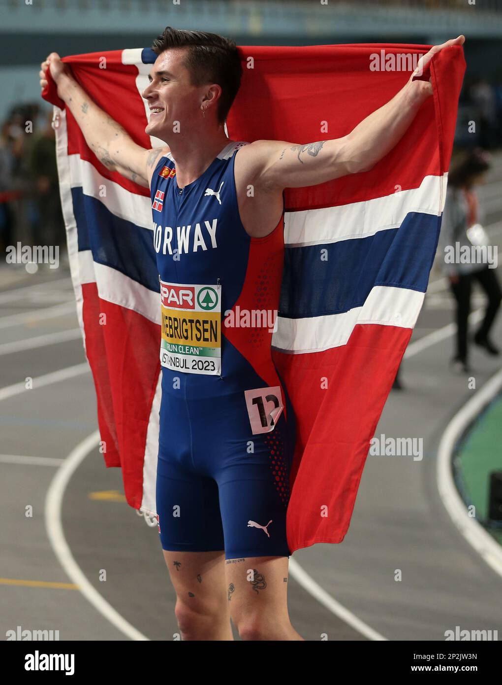 Jakob Ingebrigtsen festeggia la vittoria della Mens 1500m durante i Campionati europei di atletica indoor (giorno 2) (sessione serale) presso l'Atakoy Athletics Arena di Istanbul, in Turchia, venerdì 3rd 2023 marzo Foto Stock