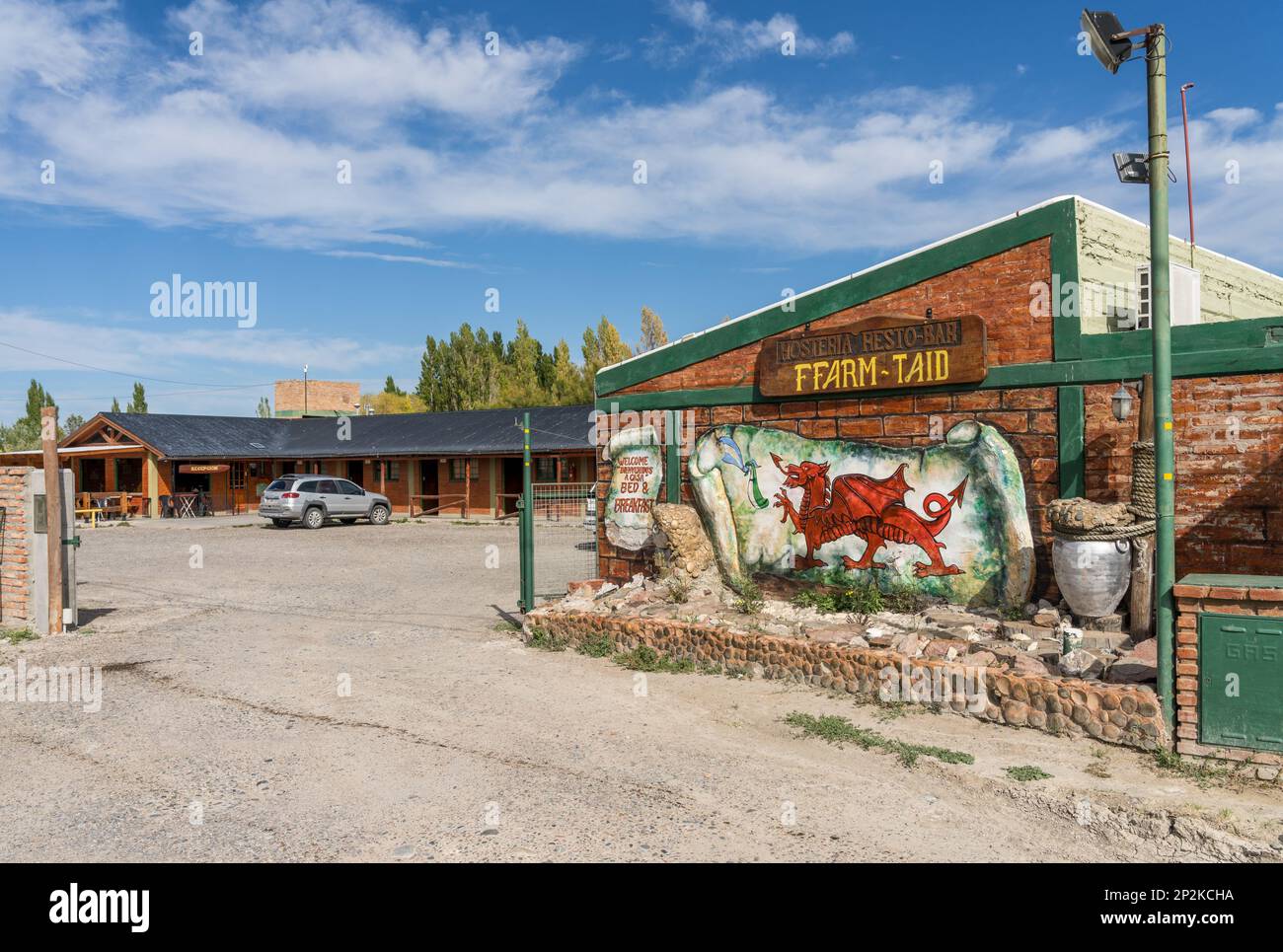 Trelew, Argentina - 2 febbraio 2023: Ingresso all'hotel o motel in stile gallese a Trelew Argentina Foto Stock