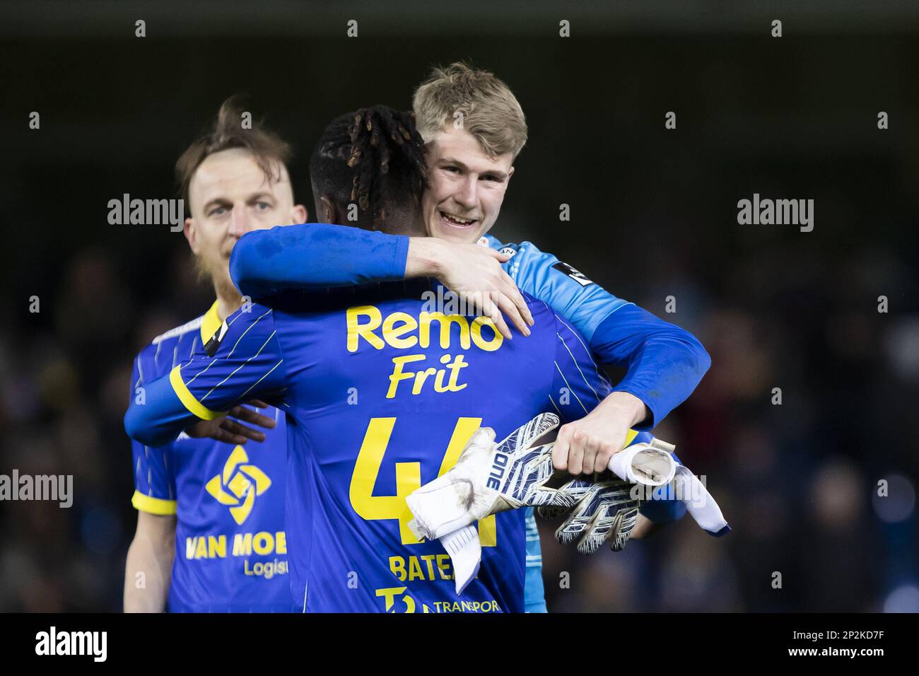 Sheldon Bateau di Beveren e Beau Reus, portiere di Beveren, festeggiano dopo aver vinto una partita di calcio tra SK Beveren e RWD Molenbeek, sabato 04 marzo 2023 a Beveren, il 1° giorno di playoff promozionali della 2022-2023 seconda divisione del campionato belga 'Challenger Pro League' 1B. BELGA FOTO KRISTOF VAN ACCOM Foto Stock