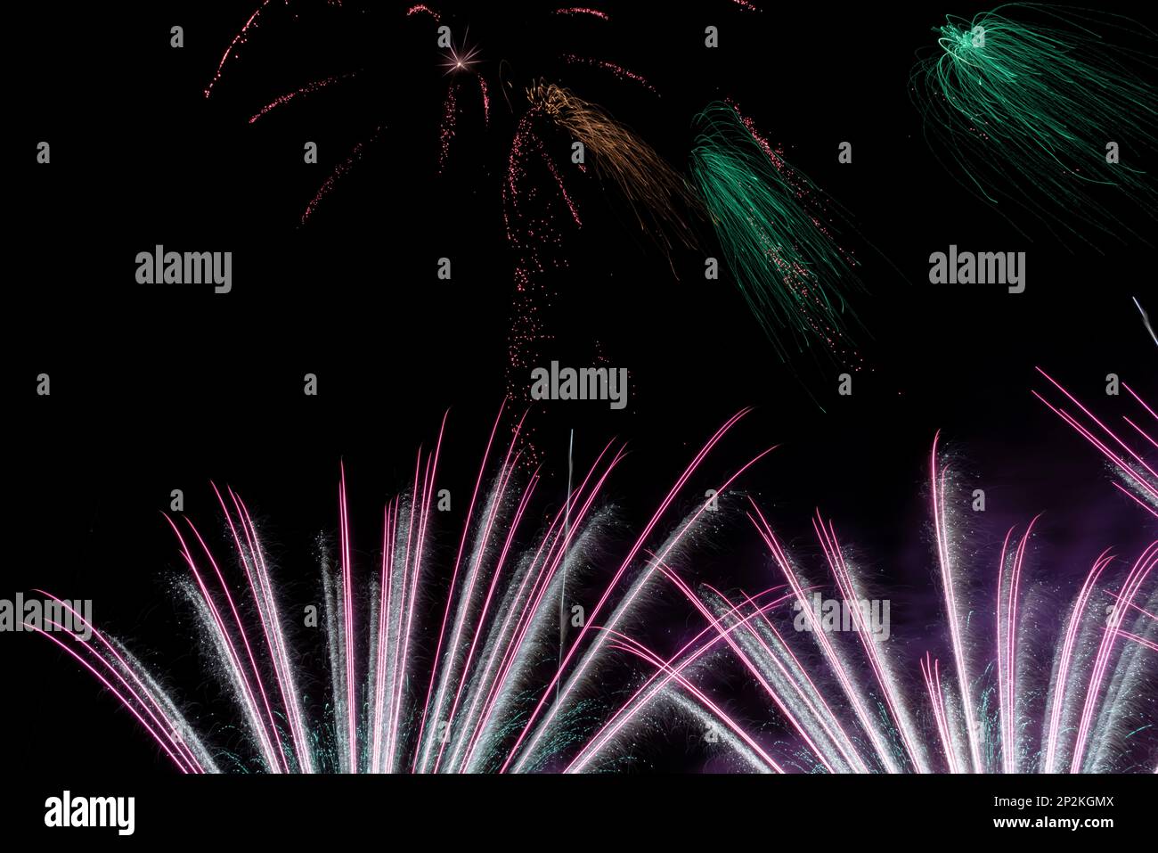 felice capodanno festeggiamenti vigilia di capodanno colorati fuochi d'artificio al pirotecnico nel buio nero cielo notturno con l'immagine di razzi colorati riflesso Foto Stock