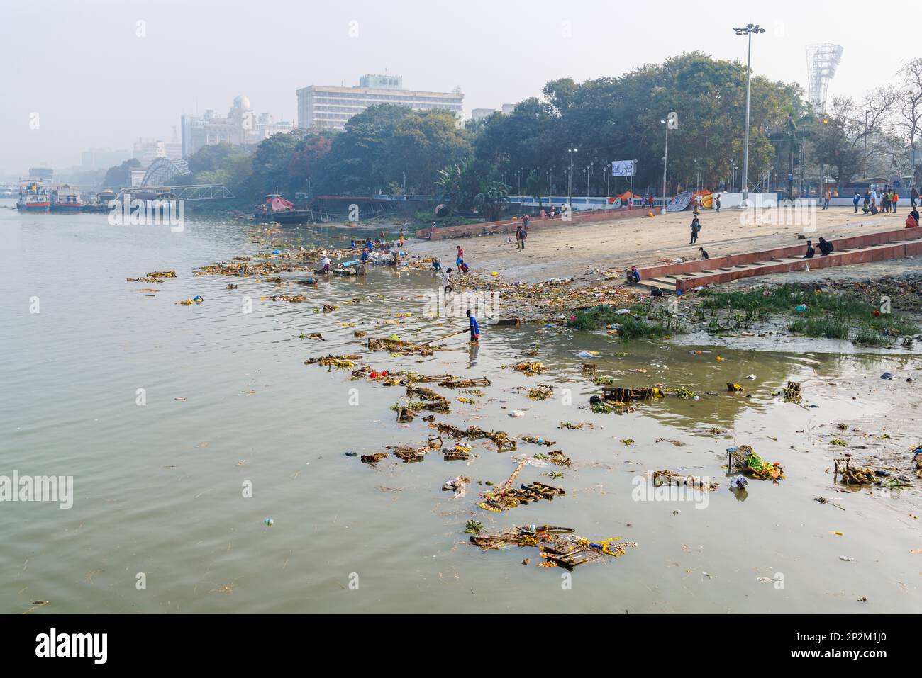 Spazzatura ed effigi scartati della dea Kali sulla riva del fiume Hooghly a Kolkata (Calcutta), capitale del Bengala Occidentale, India Foto Stock