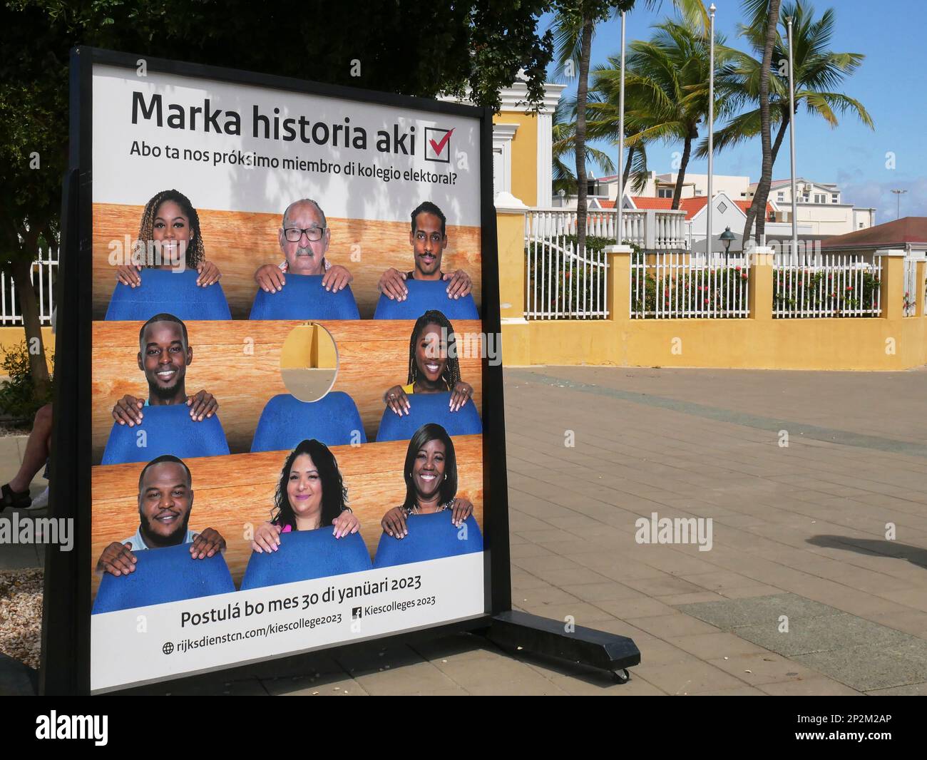 Poster che mostra persone di diverse razze e lo slogan elettorale "sei il prossimo membro del nostro collegio elettorale" nella città di Kralendijk Foto Stock