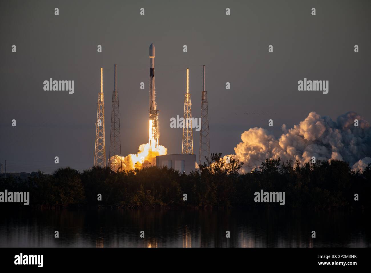 Un razzo SpaceX Falcon 9 che trasporta il payload GPS III SV06 viene lanciato dallo Space Launch Complex-40 presso Cape Canaveral Space Force Station, FLA, il 18 gennaio 2023. L'obiettivo generale del GPS III è quello di fornire capacità GPS sostenute e affidabili ai combattenti bellici americani, ai nostri alleati e agli utenti civili. Il GPS fornisce servizi di posizionamento, navigazione e tempistica agli utenti civili e militari di tutto il mondo. Foto Stock