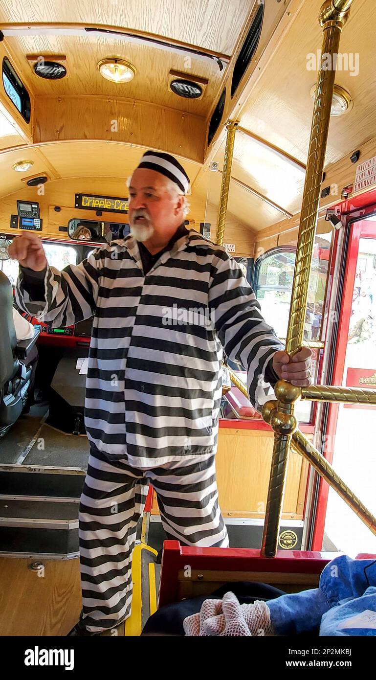 Sciare con prigioniero 'scappato' durante il viaggio in autobus nella storica Cripple Creek, COLO. STATI UNITI. Foto Stock