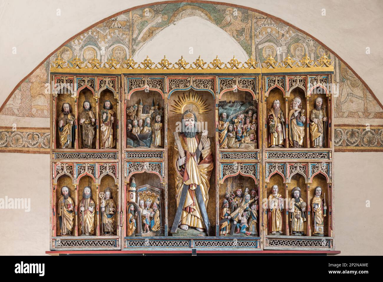 Andrea, apostoli e santi su una pala d'altare scolpita nella Chiesa di Keldeby, Danimarca, 10 ottobre 2022 Foto Stock