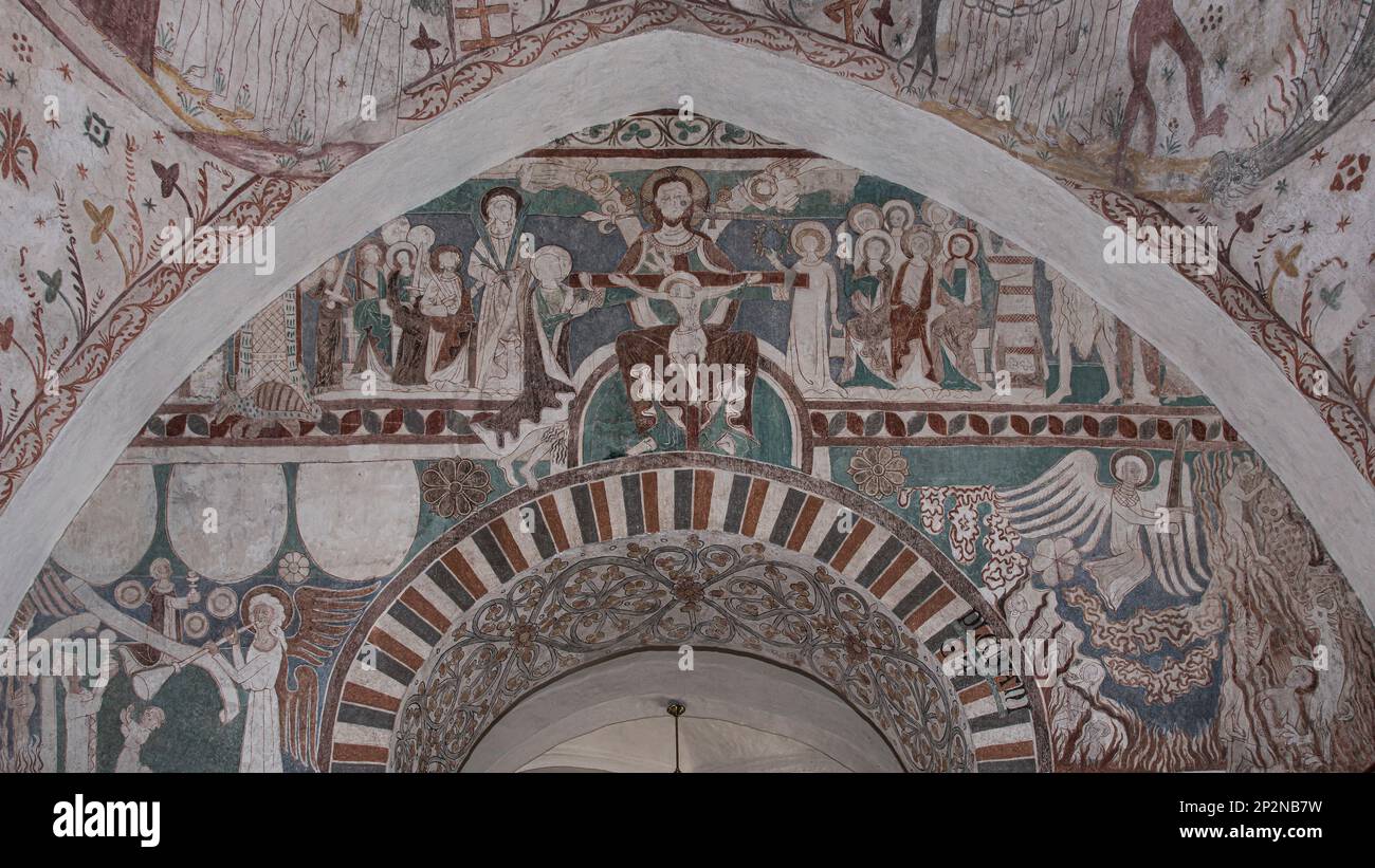 gesù cristo il giorno del giudizio, seduto su un arcobaleno, un murale di 500 anni nella Chiesa di Keldby, Danimarca, 10 ottobre 2022 Foto Stock