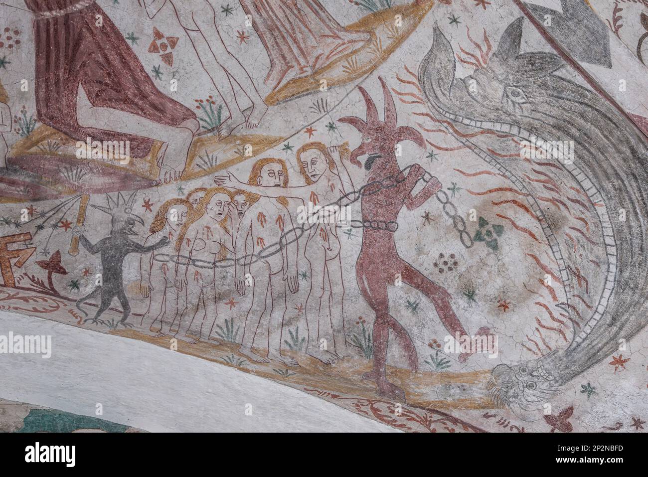 Il diavolo trascina le persone alle fauci dell'inferno, un antico murale nella chiesa di Keldby, Danimarca, 10 ottobre 2022 Foto Stock