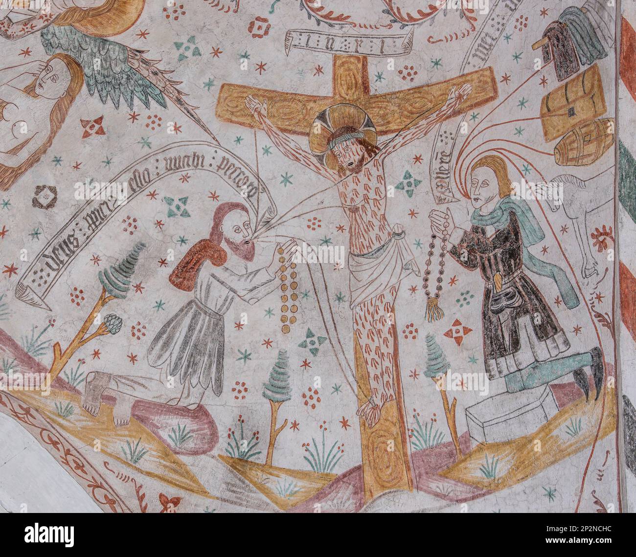 Un uomo ricco e povero che si inginocchia davanti a Gesù sulla croce, un antico dipinto murale nella chiesa di Keldby, Danimarca, 10 ottobre 2022 Foto Stock