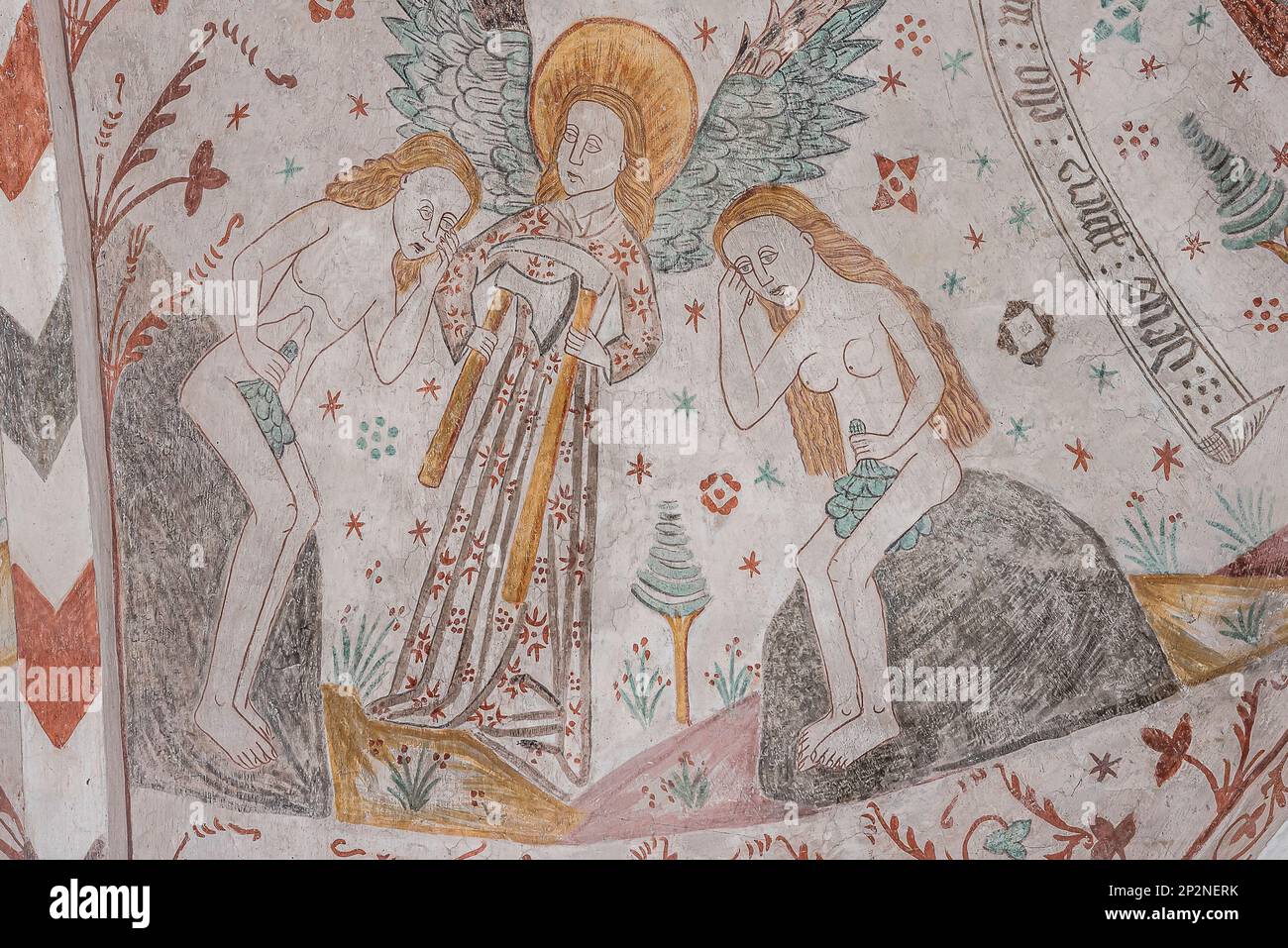 Adamo ed Eva si siedono sulle pietre e ricevono gli attrezzi da un angelo, l'antico pittino della parete nella chiesa di Keldby, Danimarca, 10 ottobre 2022 Foto Stock