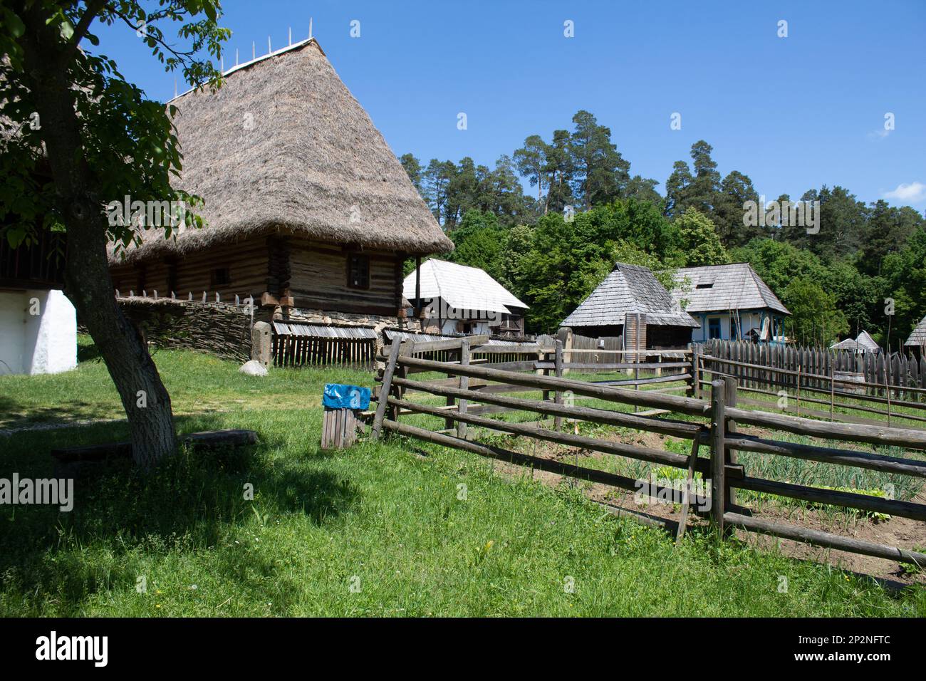 Il Muzeul Astra National Museum Complex a Sibiu, Romania, mostra i mulini rumeni e la storia dell'agricoltura. Foto Stock