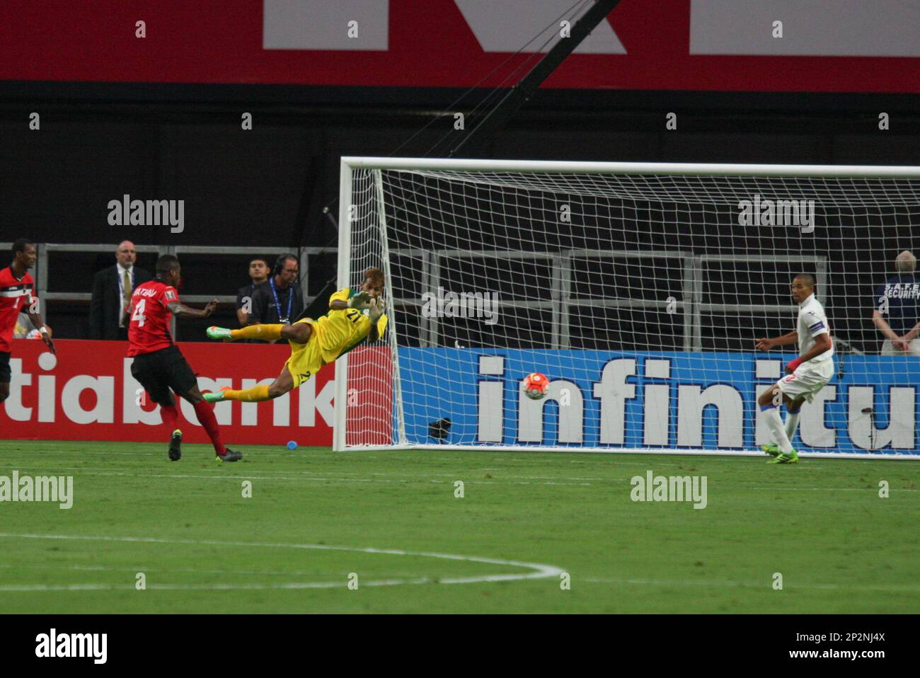 12 JULY 2015: Cuba goalkeeper Diosvelis Guerra lets one into the net during the 2015 CONCACAF Gold Cup Group C match between Trinidad & Tobago and Cuba at University of Phoenix Stadium in Glendale, Ariz., USA. (Icon Sportswire via AP Images) Foto Stock