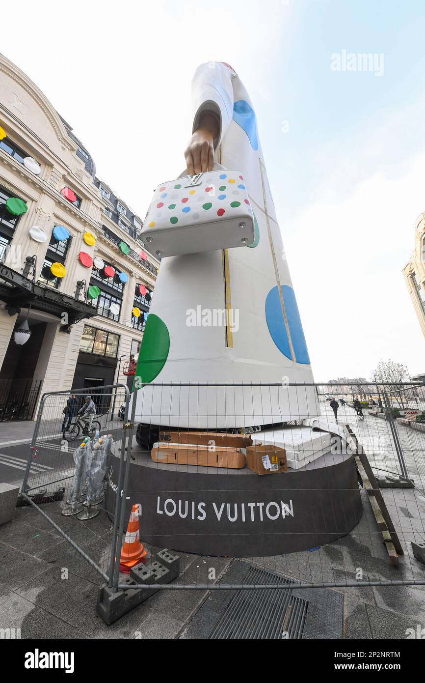 Parigi, Francia. 03rd Mar, 2023. Yayoi Kusama investe Louis Vuitton, di fronte alla Samaritaine. LV DREAM, il nome del nuovo spazio espositivo gratuito che si apre di fronte alla Senna e alla Samaritaine a Parigi, in Francia il 3 marzo 2023. (Foto di Lionel Urman/Sipa USA) Credit: Sipa USA/Alamy Live News Foto Stock