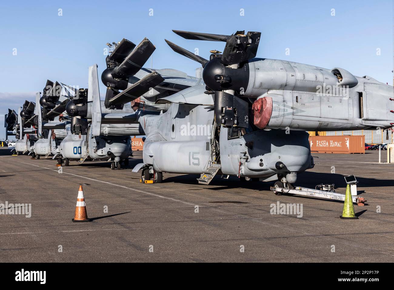 STATI UNITI Marine Corps MV-22B Ospreys con Marine Medium Tiltrotor Squadron (VMM) 163, Marine Aircraft Group 16, 3rd Marine Aircraft Wing, sono in scena con rotori piegati al National City Pier a San Diego, 27 febbraio 2023. Lo squadrone ha messo in scena gli Ospreys per il trasporto marittimo per fornire il compito organizzato elementi di combattimento aereo e supporto. (US Corpo marino foto di CPL. Sean Potter) Foto Stock