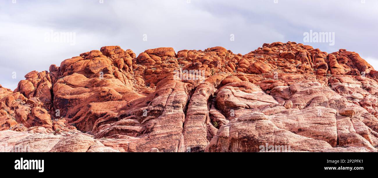 Una bella, arida, aspra e montuosa scena nella natura selvaggia del Red Rock Canyon a Las Vegas, Nevada. Foto Stock