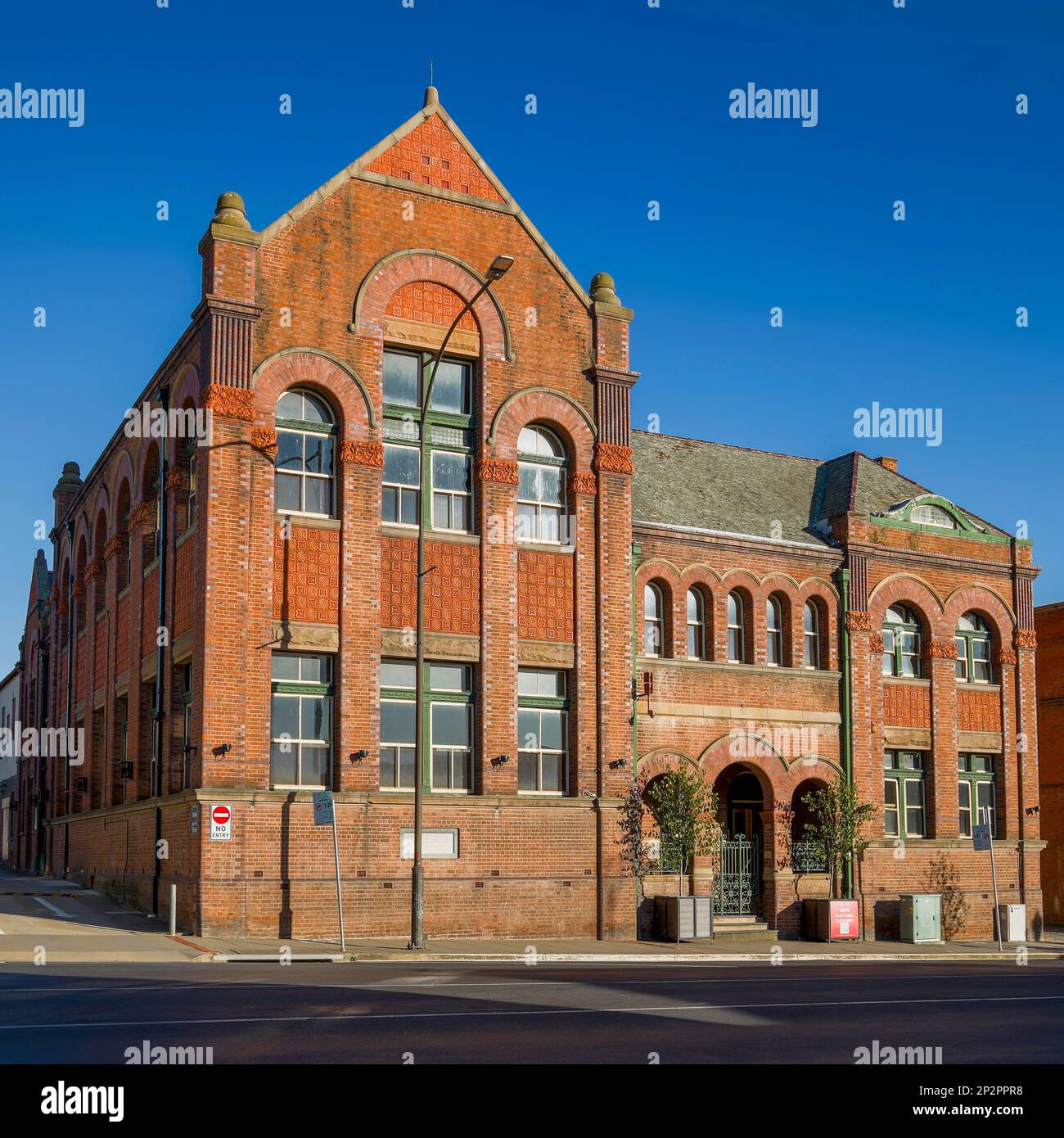 Bathurst, NSW, Australia - 8 gennaio 2023. Un grande edificio in mattoni patrimonio storico con finestre ad arco dell'epoca tardo-vittoriana (fine 19th ° secolo). Foto Stock