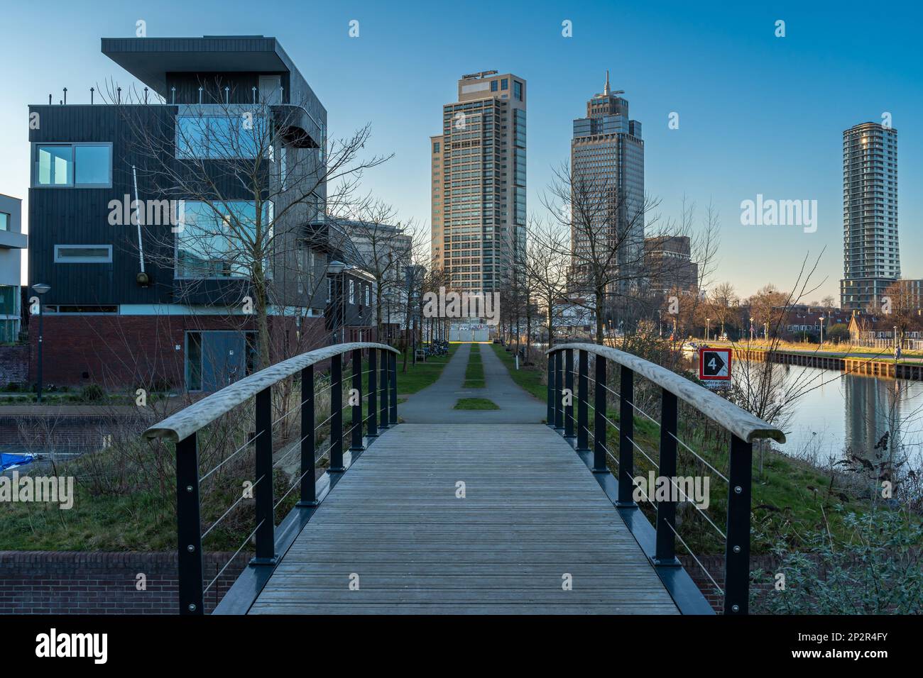 I grattacieli più alti di Amsterdam nel quartiere di Omval in una giornata di sole Foto Stock