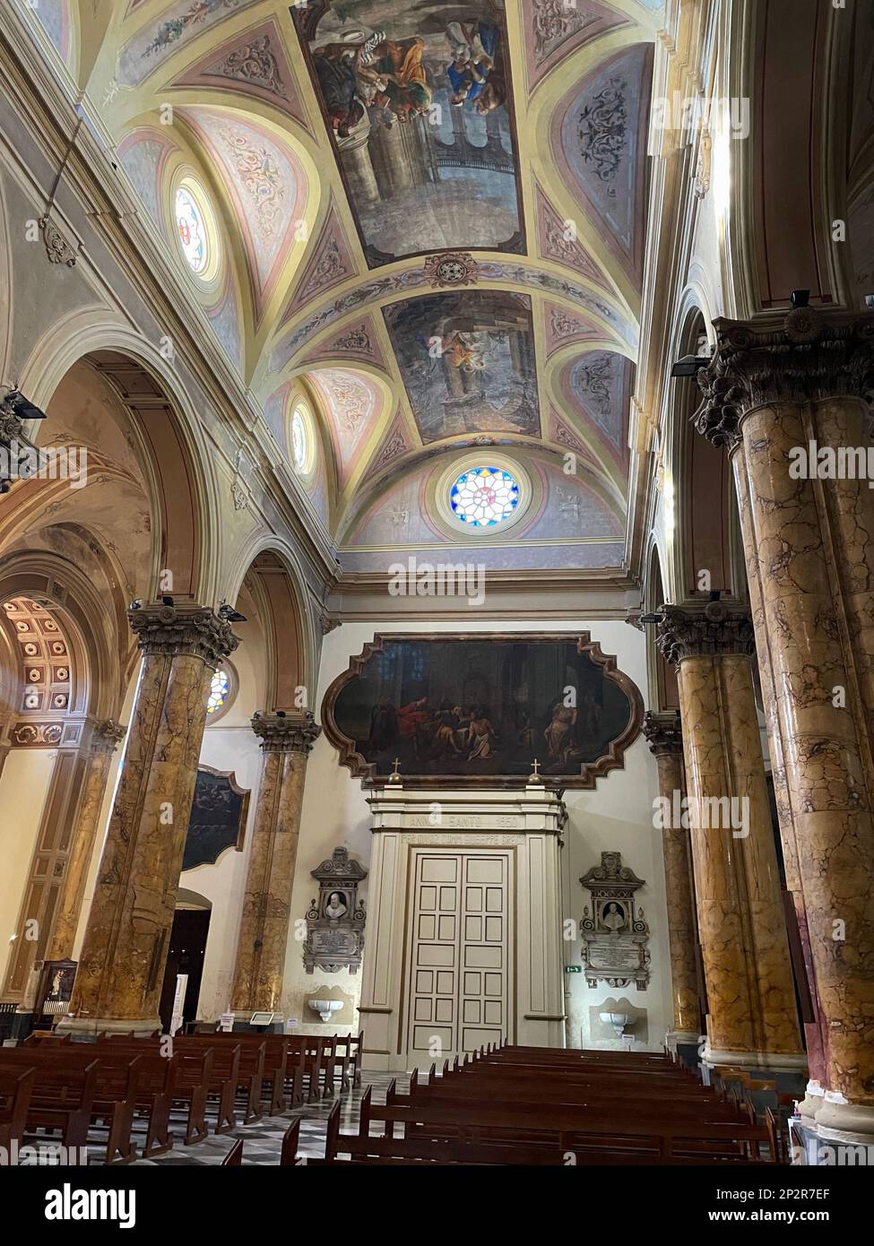 Galatina, Italia. Interno della chiesa cattolica dei Santi Pietro e Paolo del 17th ° secolo. Navata centrale con affreschi a soffitto e colonnato. Foto Stock