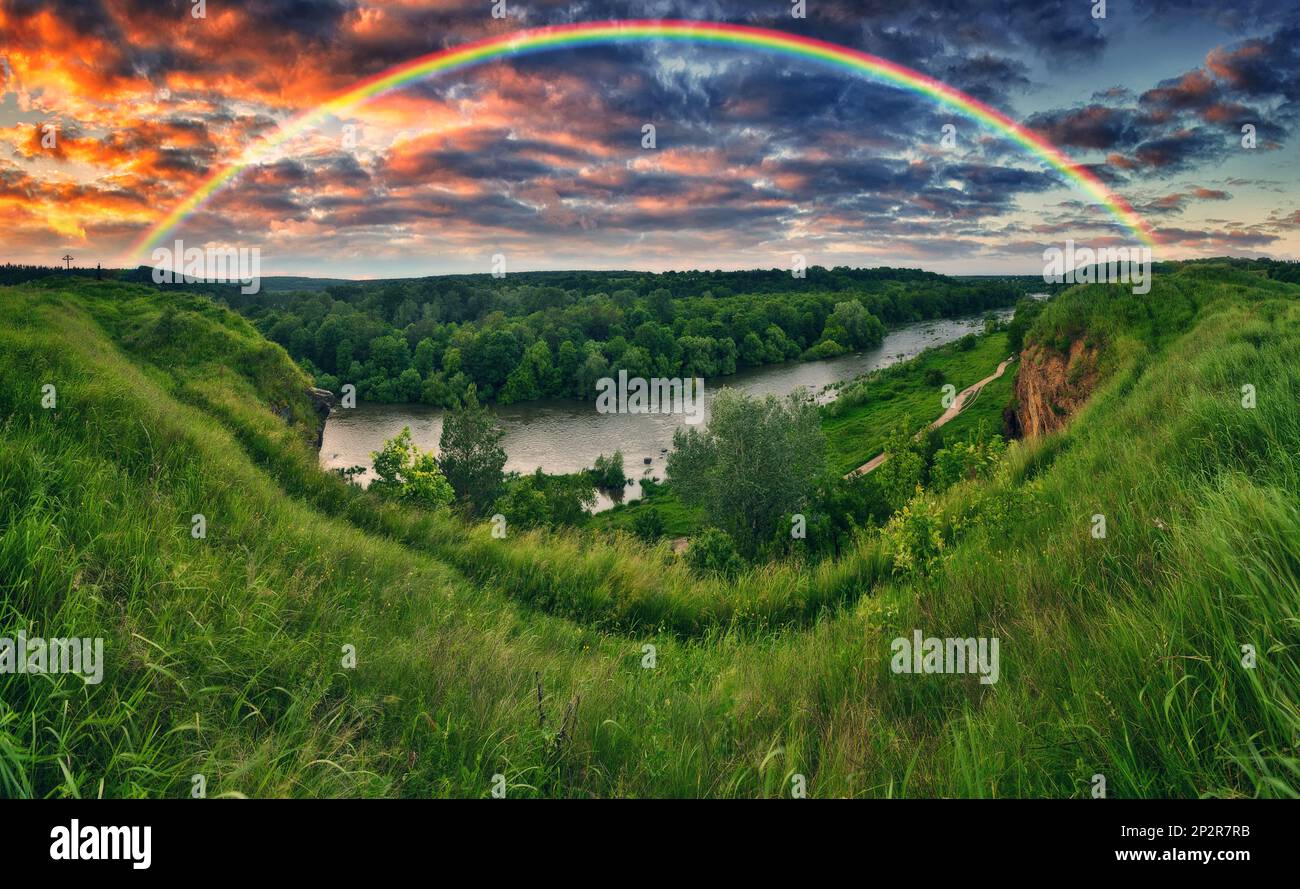 Paesaggio con un arcobaleno sul fiume in primavera. mattina colorata. Natura dell'Ucraina Foto Stock