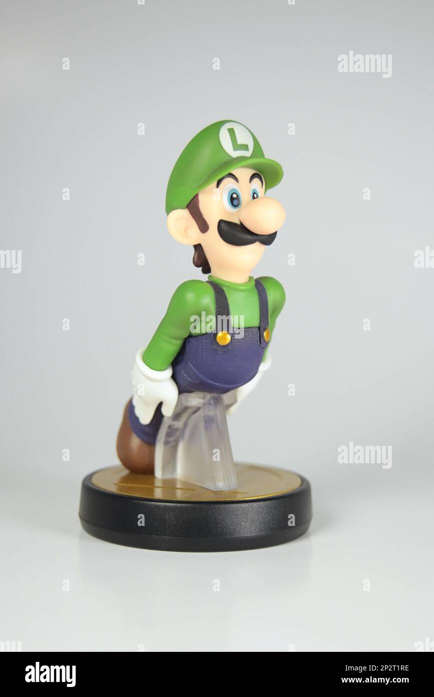 New York, NY - 9 ottobre 2021: Nintendo Super Smash Brothers serie Luigi Amiibo isolato Foto Stock