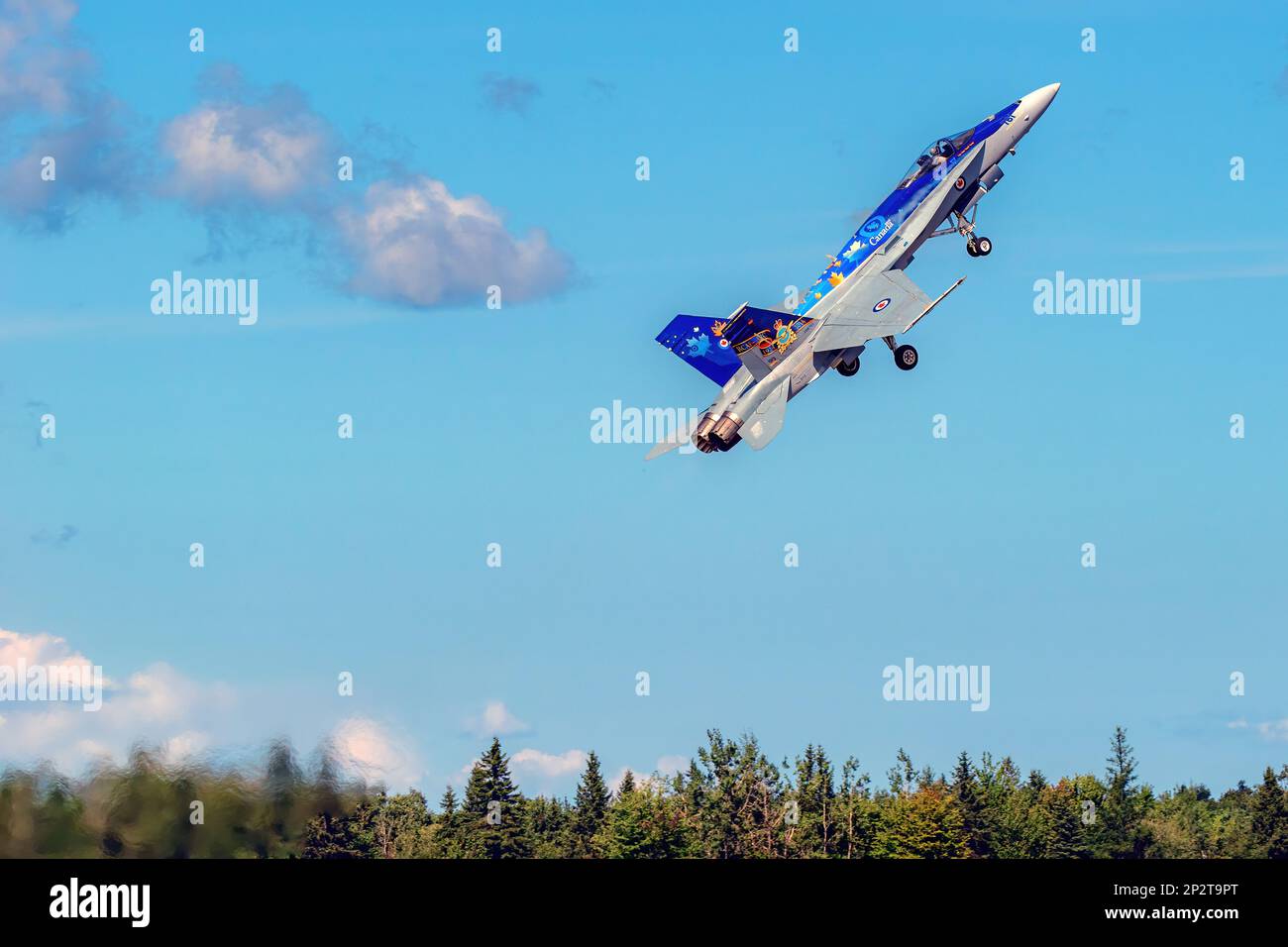 Moncton, NB, Canada - 23 agosto 2014: Un canadese CF-18 Hornet decade ad un angolo ripido. Carrello di atterraggio ancora abbassato. Foto Stock