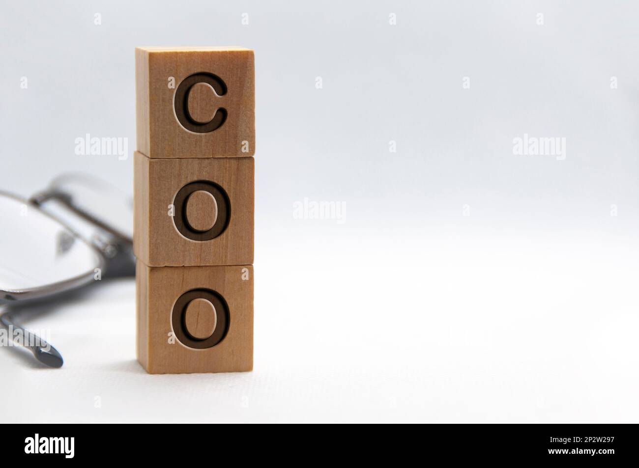 Chief Operating Officer - testo COO inciso su blocchi di legno con spazio personalizzabile per il testo. Spazio di copia e concetto di gestione senior. Foto Stock