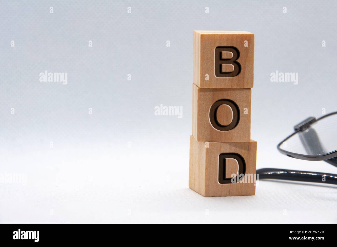 Consiglio di Amministrazione - testo BOD inciso su blocchi di legno con spazio personalizzabile per il testo. Spazio di copia e concetto di gestione senior. Foto Stock