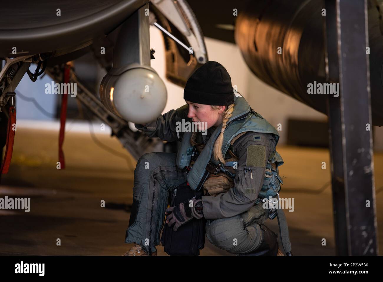 STATI UNITI Air Force 1st Lt. Demi Yurcisin, pilota di 36th Fighter Squadron, esegue controlli pre-volo su un F-16 Fighting Falcon durante un evento di allenamento di routine presso la base aerea Daegu, Repubblica di Corea, il 31 gennaio 2023. Osan AB conduce regolarmente corsi di formazione in cui Airmen si mobilita per le basi operative di emergenza per aumentare la prontezza e consentire ai piloti di utilizzare strategie per aumentare la loro letalità in situazioni di combattimento. Foto Stock