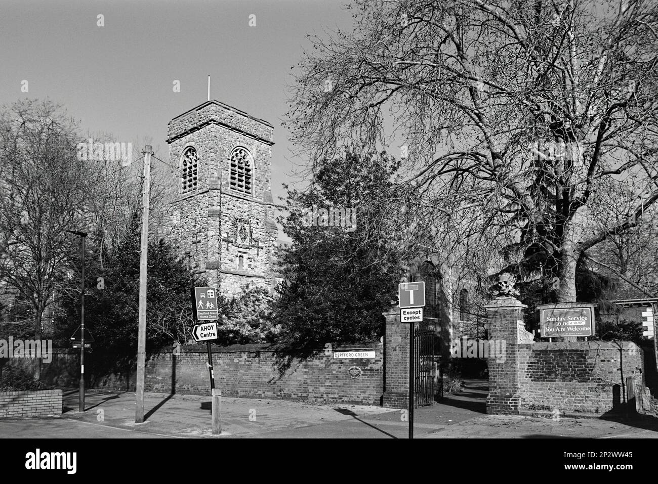 La torre del 15th ° secolo della storica chiesa di San Nicola a Deptford Green, Londra sud, Regno Unito Foto Stock