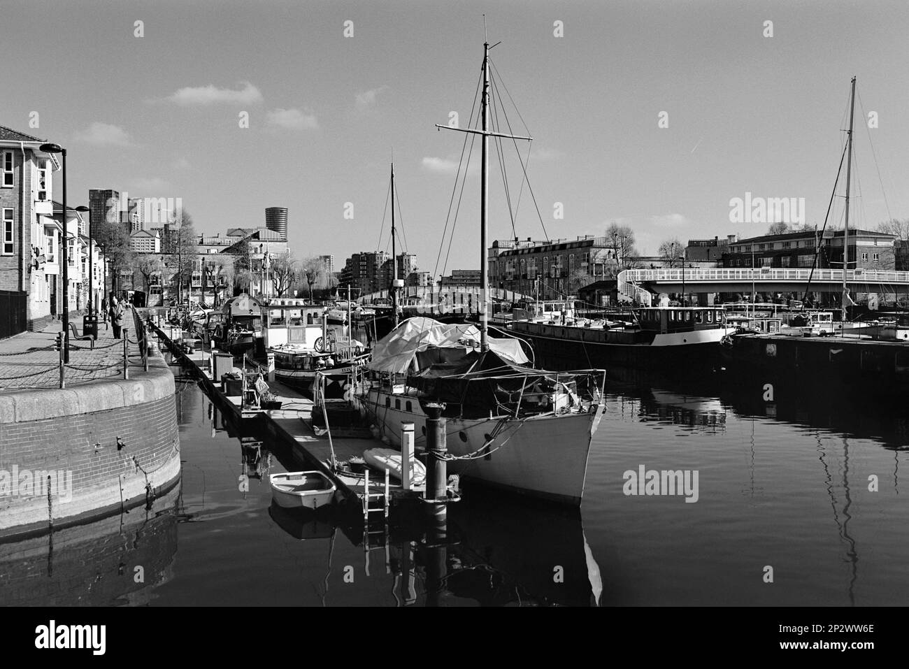 Barche e molo a Groenlandia Dock, Surrey Quays, Londra UK, guardando verso est Foto Stock