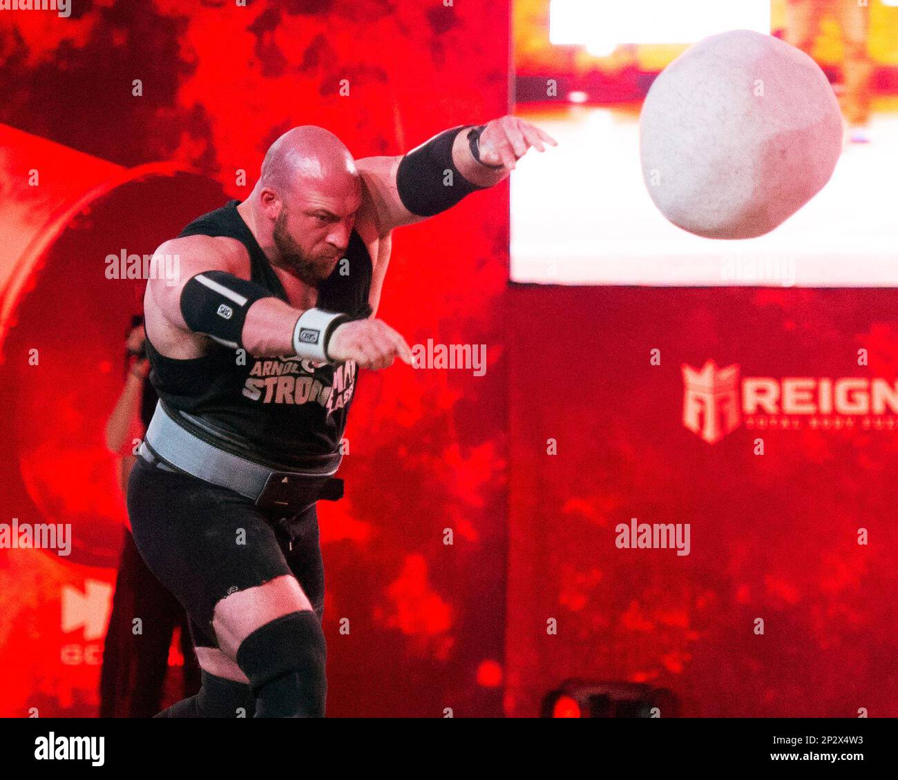 Columbus, Ohio, Stati Uniti. 4th Mar, 2023. Kevin Faires compete nella Steinstossen Stone Throw durante l'Arnold Strongman Classic a Columbus, Ohio. Credit: Brent Clark/Alamy Live News Foto Stock