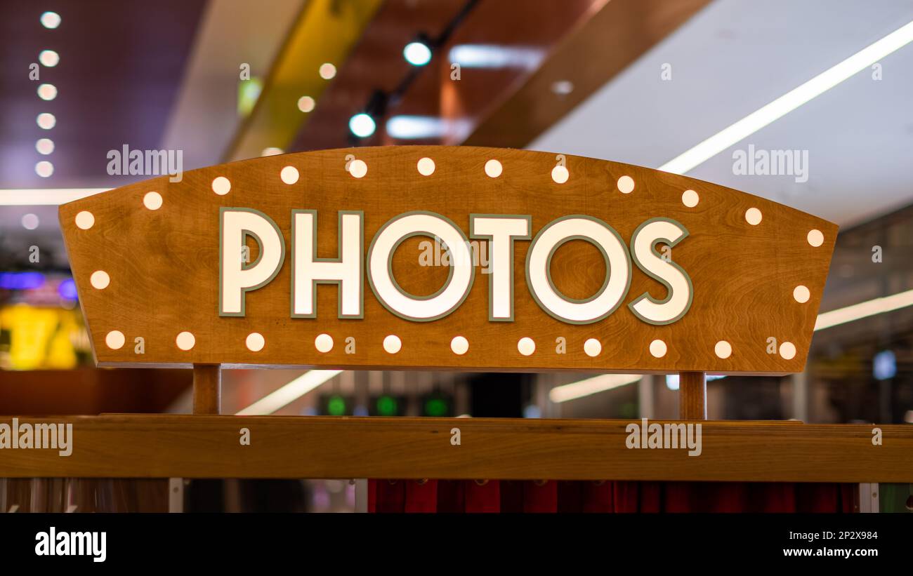 Foto scritte in un box fotografico in un centro commerciale. Pubblicità illuminata per attirare i turisti. Scattare foto divertenti come ricordo con gli amici. Foto Stock