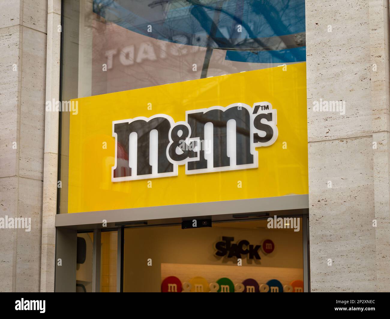 logo di m&m sulla facciata dell'edificio del negozio. Marchio della società Mars Inc. Negozio di vendita al dettaglio in città per chi ama il cioccolato e le caramelle. Foto Stock