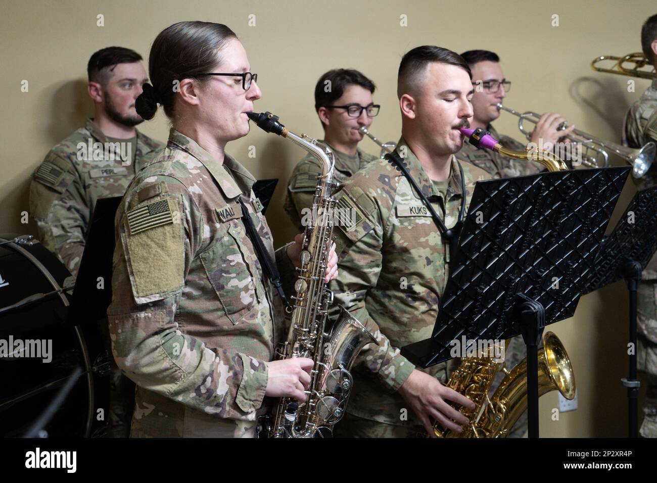 I soldati della Guardia Nazionale della Pennsylvania con la 28th° divisione fanteria suonano durante la cerimonia di trasferimento delle autorità tra il 135th° comando di sostegno all'spedizione (ESC) e il 143d° ESC a Camp Arifjan, Kuwait, 3 gennaio 2023. Foto Stock