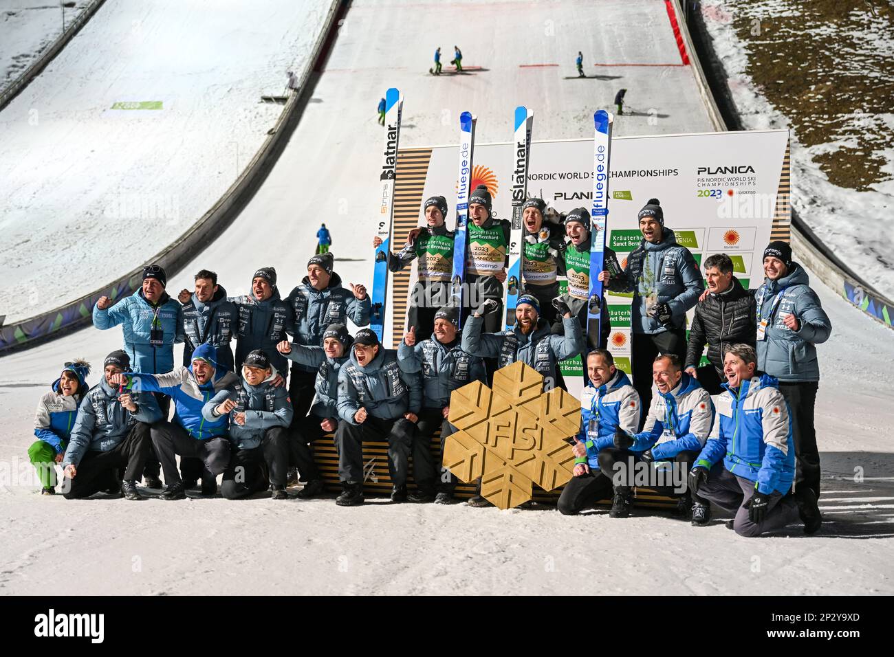 Planica, Slovenia. 04th Mar, 2023. I membri del team sloveno festeggiano la loro vittoria nella gara di salto con gli sci maschile Team HS138 ai Campionati del mondo nordico di Planica. Credit: SOPA Images Limited/Alamy Live News Foto Stock