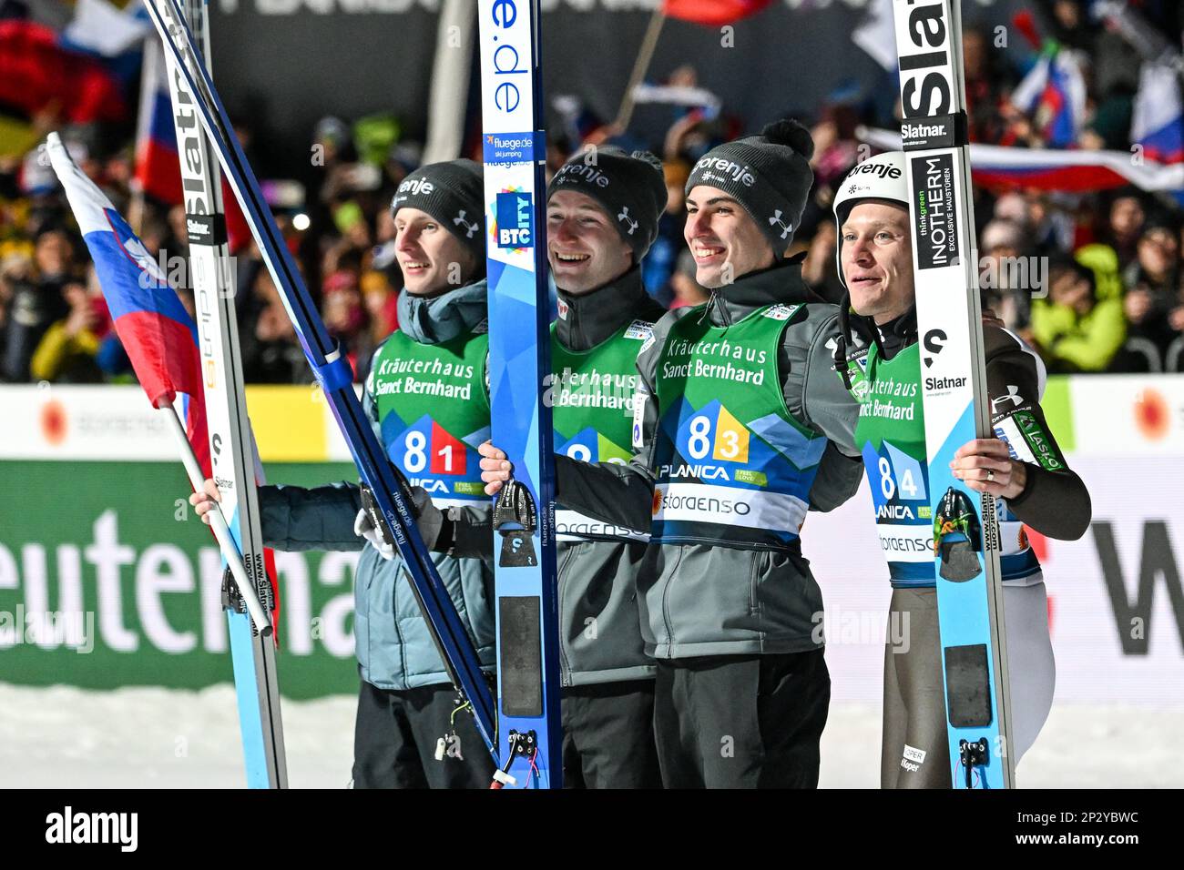 Planica, Slovenia. 04th Mar, 2023. I membri del team sloveno festeggiano la loro vittoria nella gara di salto con gli sci maschile Team HS138 ai Campionati del mondo nordico di Planica. (Foto di Andrej Tarfila/SOPA Images/Sipa USA) Credit: Sipa USA/Alamy Live News Foto Stock